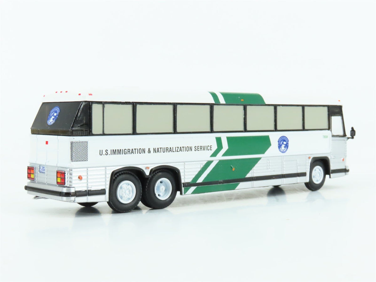 1:87 Iconic Replicas 87-0343 Die-Cast US Immigration Service MCI Classic Bus