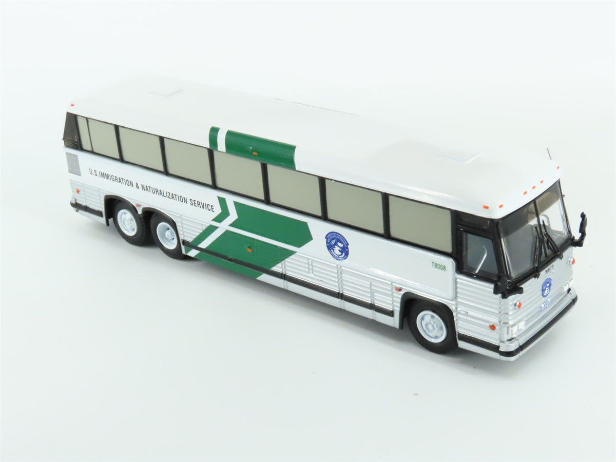 1:87 Iconic Replicas 87-0343 Die-Cast US Immigration Service MCI Classic Bus