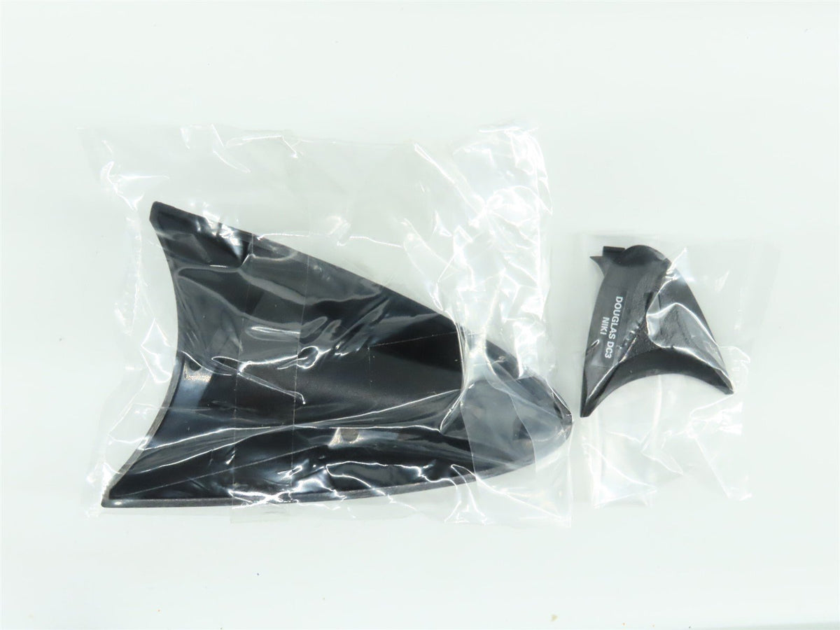 1:400 CXcitement Die-Cast Cathay Pacific/C.P. Airlines A330 &amp; DC-3 Airliner Set