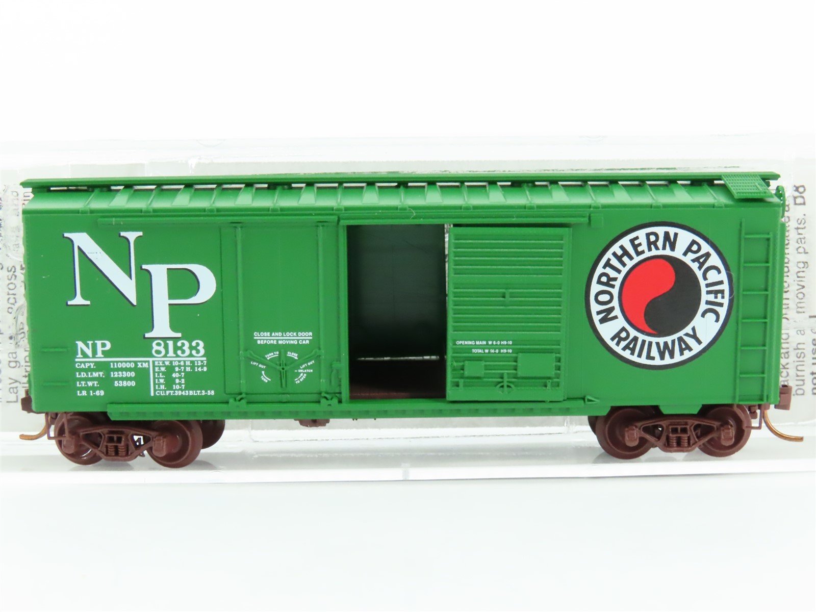 N Scale Micro-Trains MTL 22090 NP Northern Pacific Railway 40' Box Car #8133