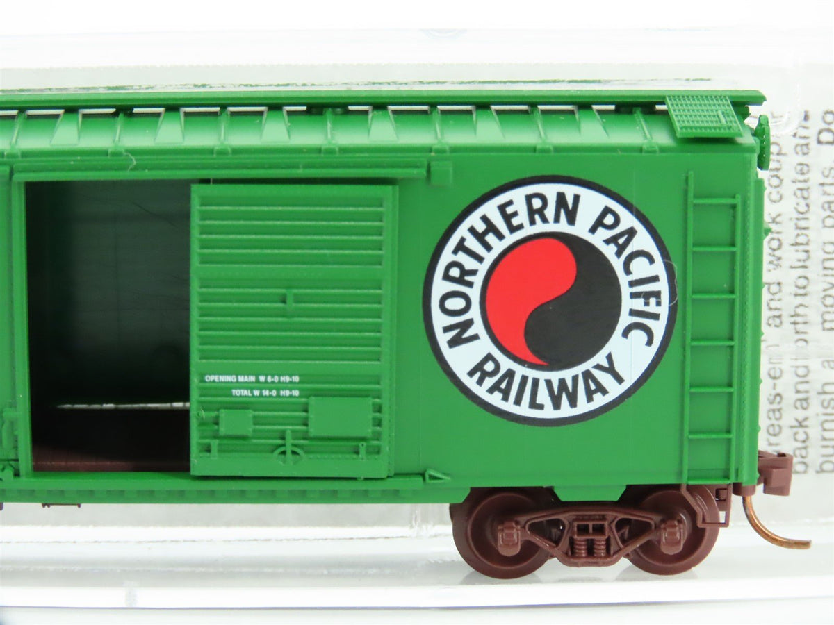 N Scale Micro-Trains MTL 22090 NP Northern Pacific Railway 40&#39; Box Car #8133