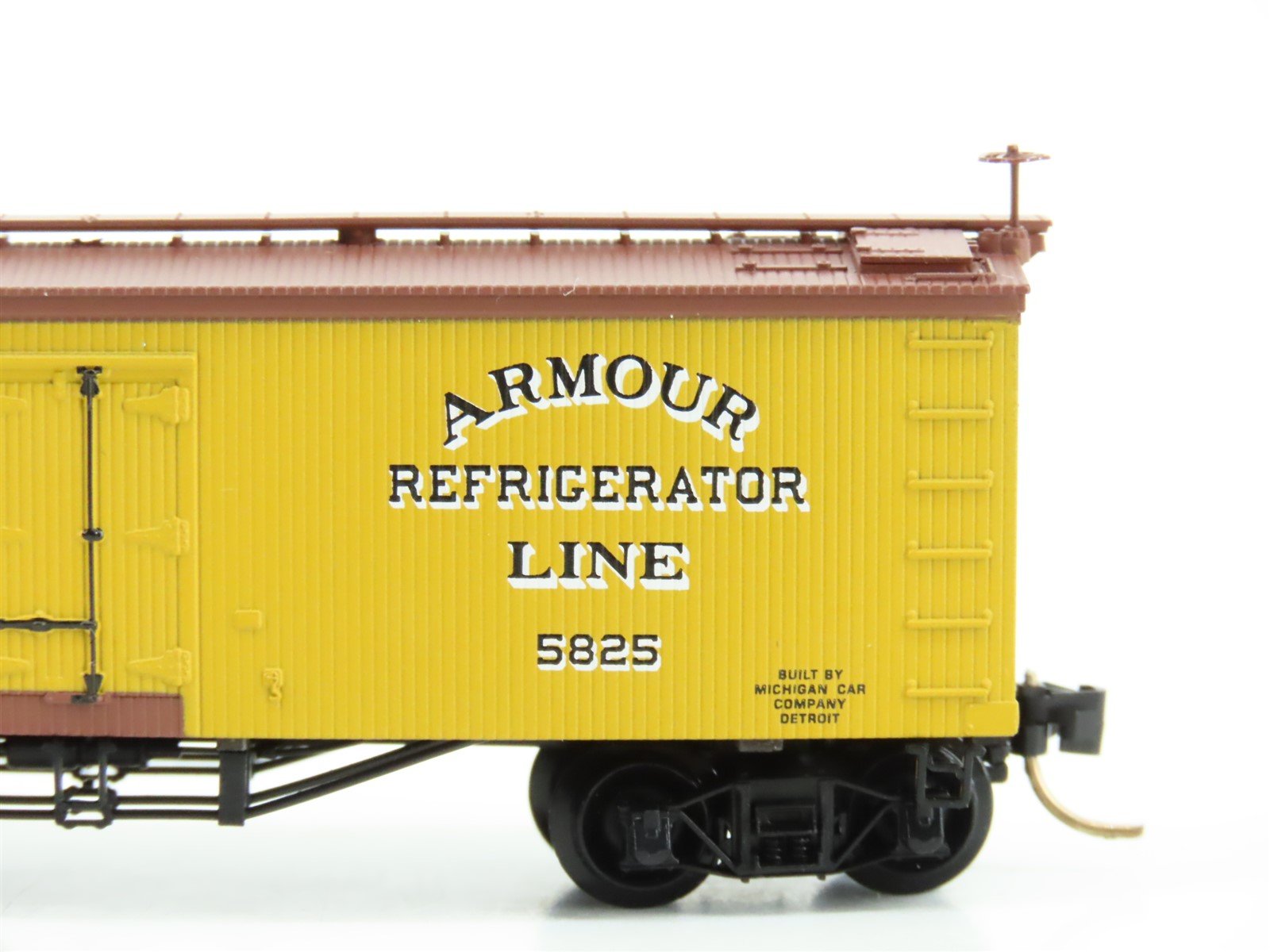 N Scale Micro-Trains MTL 58060 Armour Refrigerator Line 36' Wood Reefer #5825