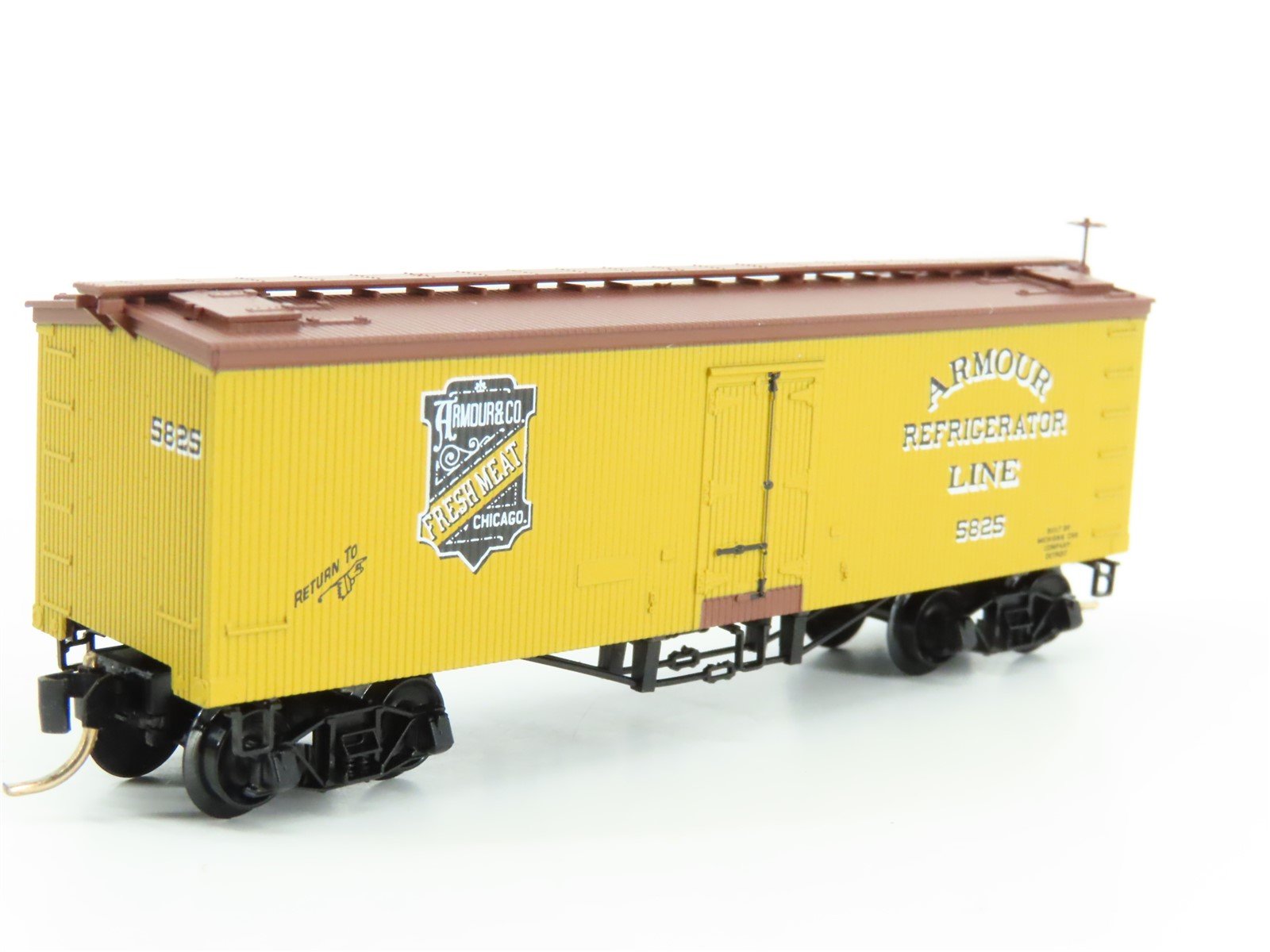 N Scale Micro-Trains MTL 58060 Armour Refrigerator Line 36' Wood Reefer #5825