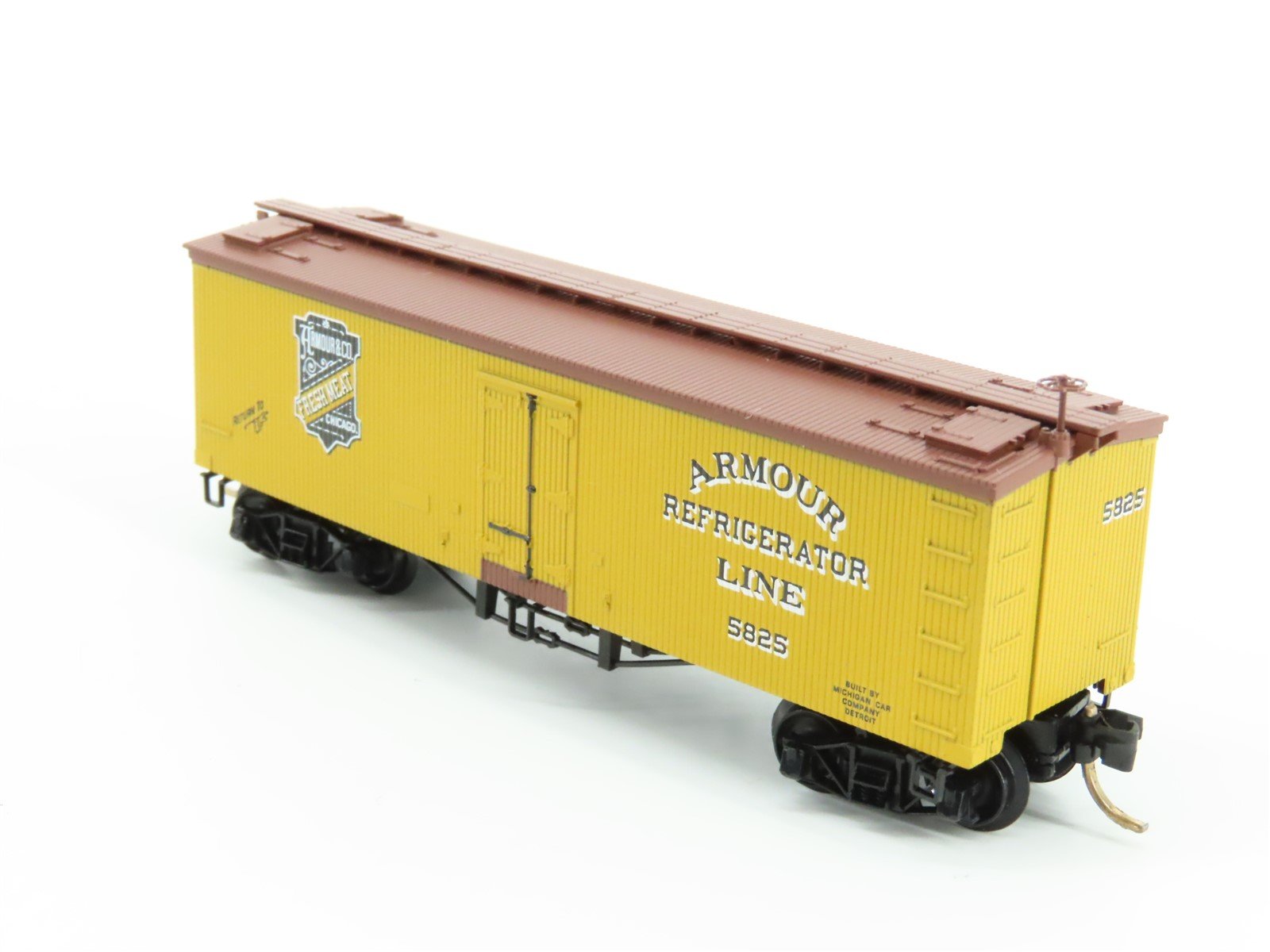 N Scale Micro-Trains MTL 58060 Armour Refrigerator Line 36' Wood Reefer #5825