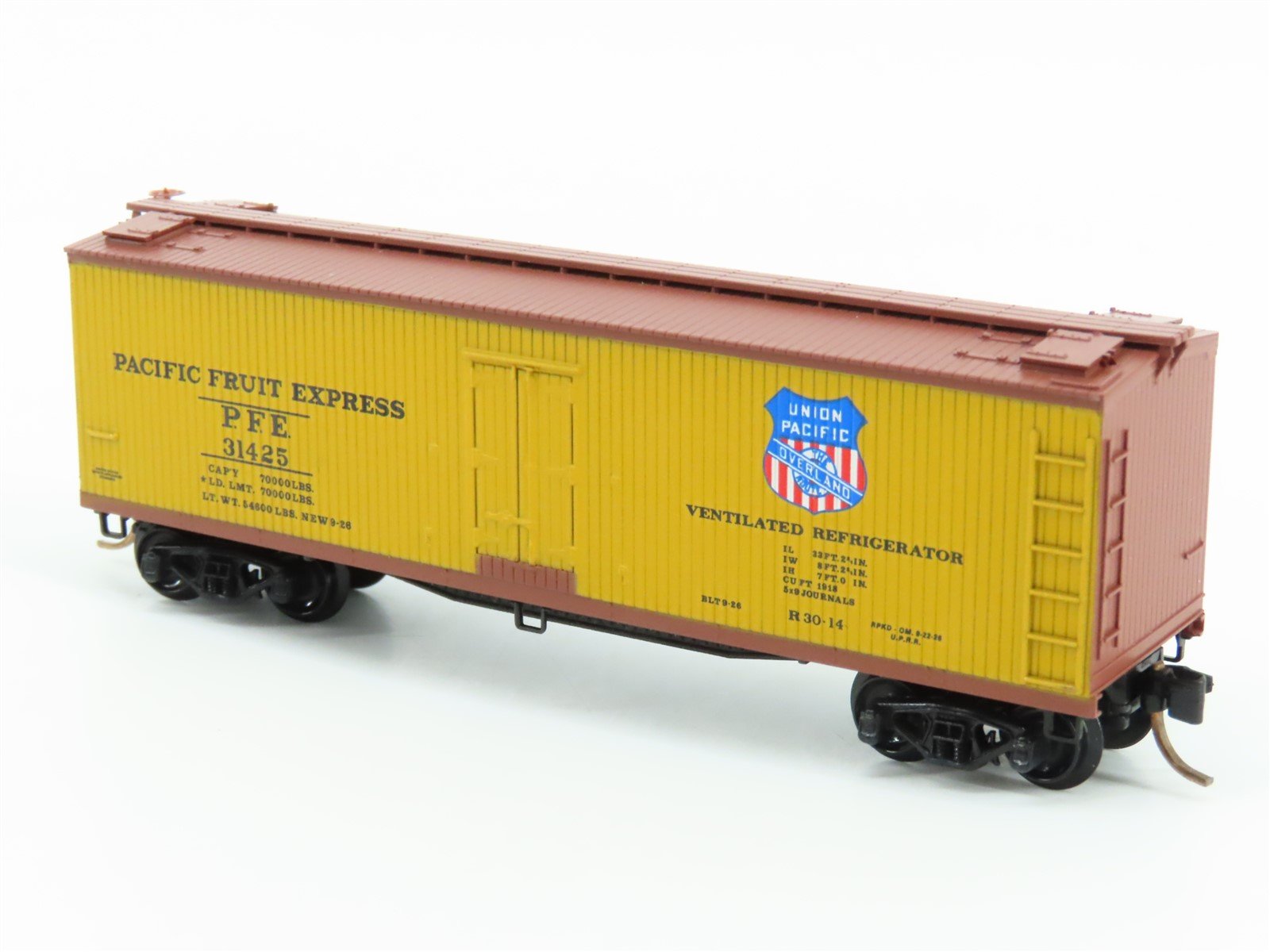 N Kadee Micro-Trains MTL 49250 SP UP PFE Pacific Fruit Express 40' Reefer #31425
