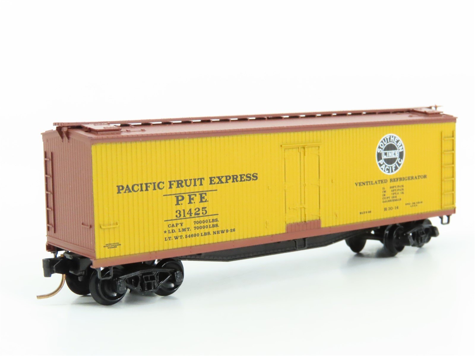 N Kadee Micro-Trains MTL 49250 SP UP PFE Pacific Fruit Express 40' Reefer #31425