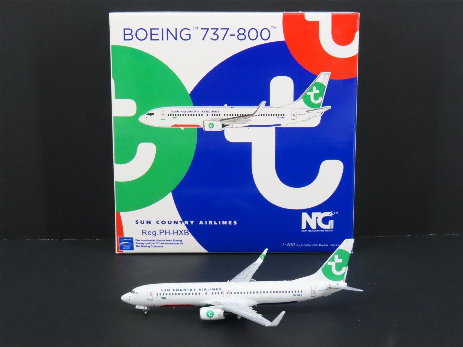 1:400 Next Generation 58130 Sun Country / Transavia 737-800 Airliner PH-HXB