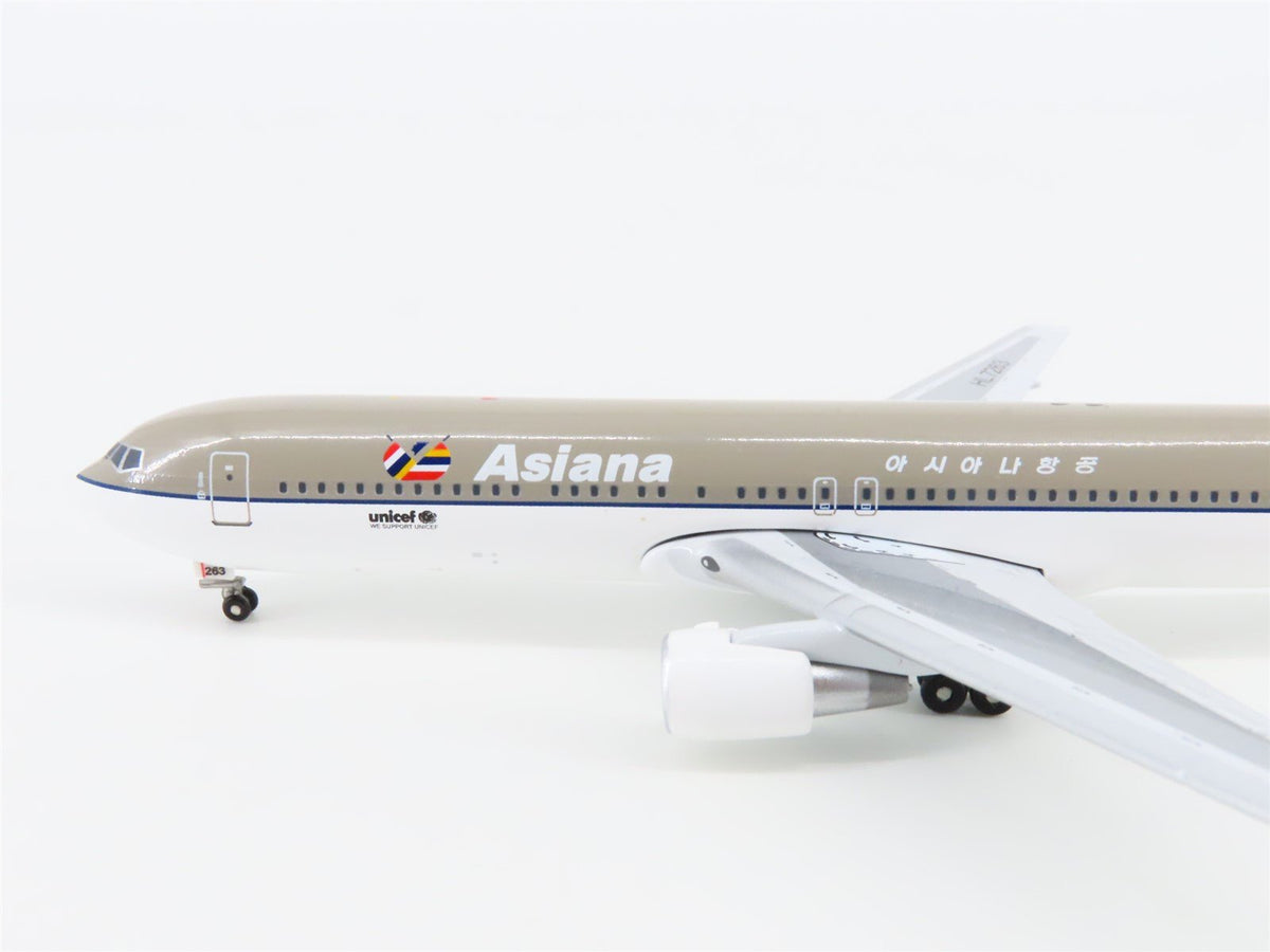 1:400 Scale Aero Classics Die-Cast Asiana Boeing B767-300 Aircraft HL7263