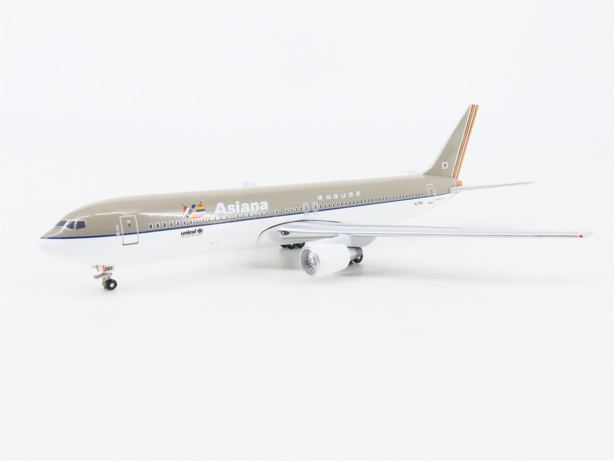 1:400 Scale Aero Classics Die-Cast Asiana Boeing B767-300 Aircraft HL7263