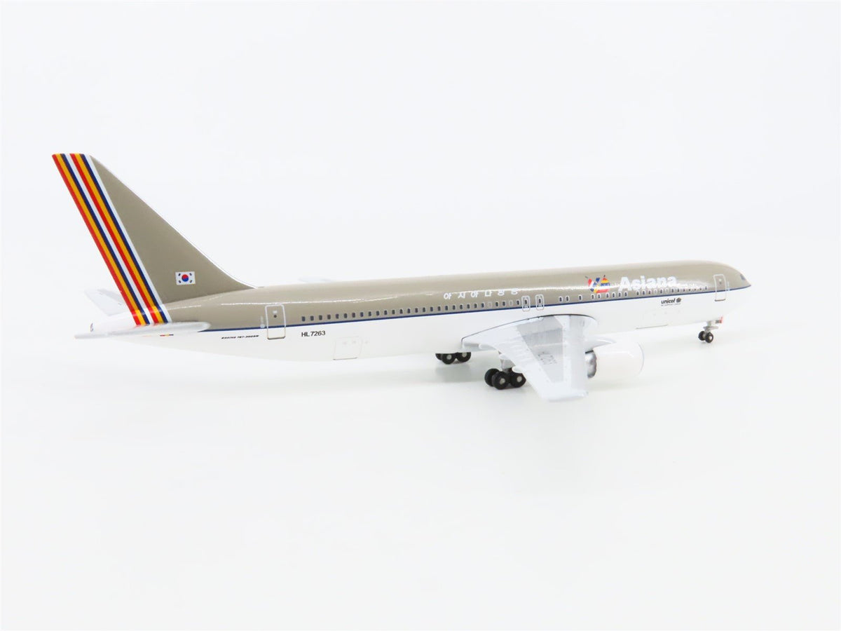 1:400 Scale Aero Classics Die-Cast Asiana Boeing B767-300 Aircraft HL7263