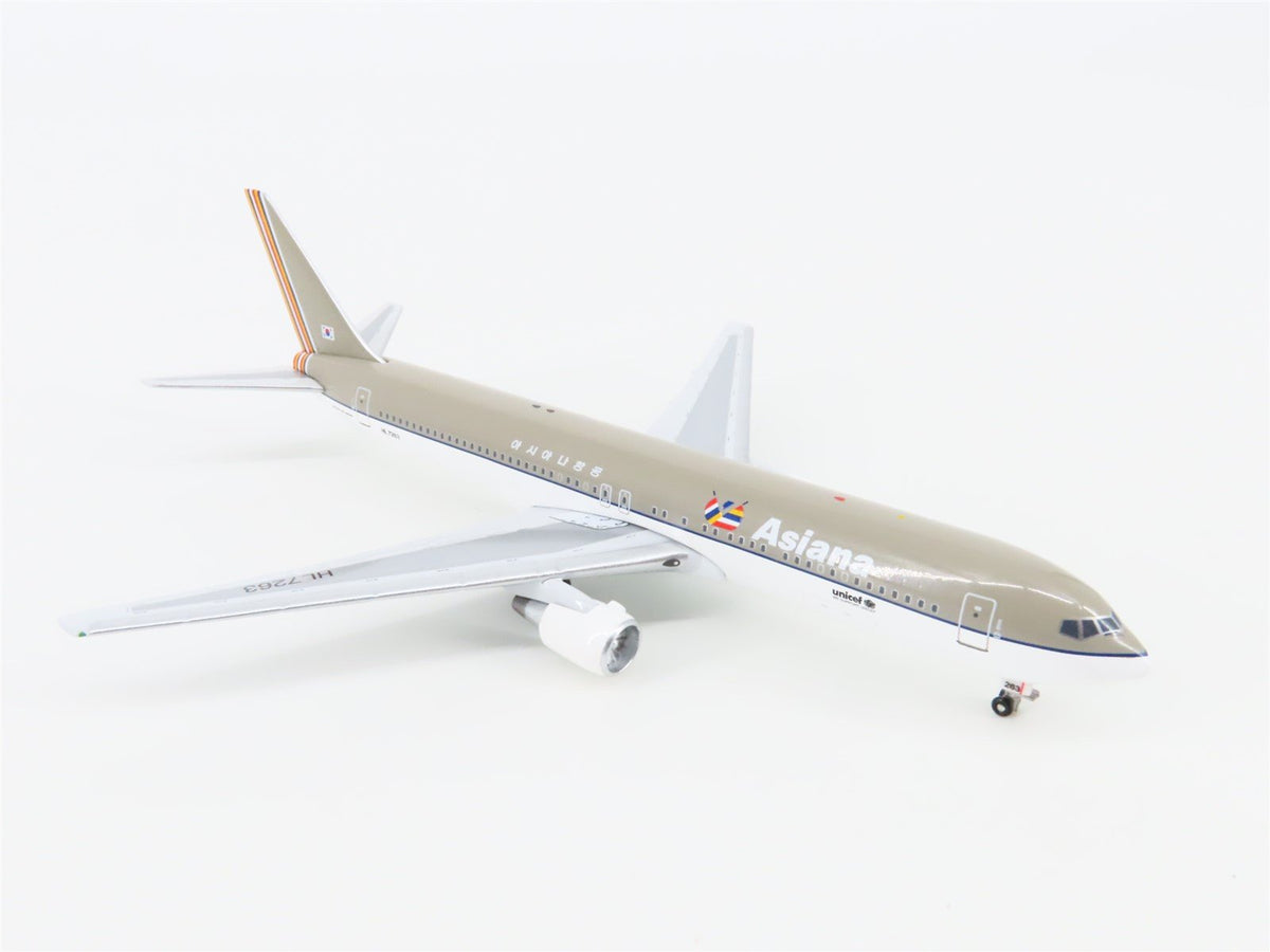 1:400 Scale Aero Classics Die-Cast Asiana Boeing B767-300 Aircraft HL7263