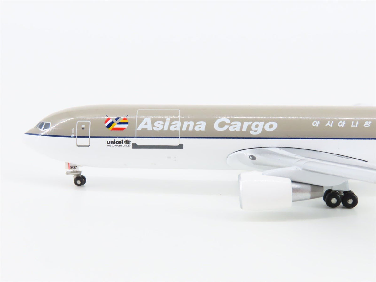 1:400 Scale Aero Classics Die-Cast Asiana Boeing B767-300 Aircraft HL7507