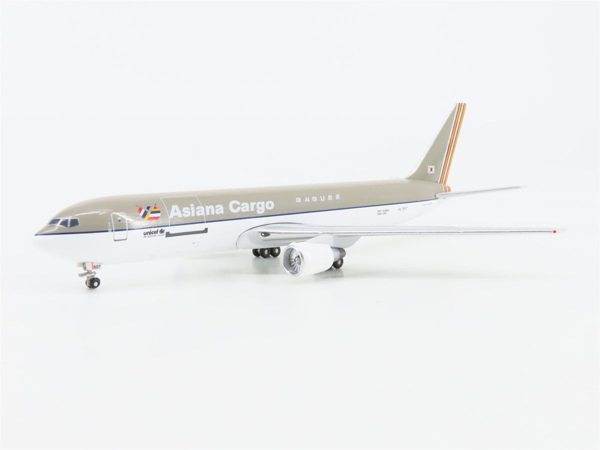 1:400 Scale Aero Classics Die-Cast Asiana Boeing B767-300 Aircraft HL7507