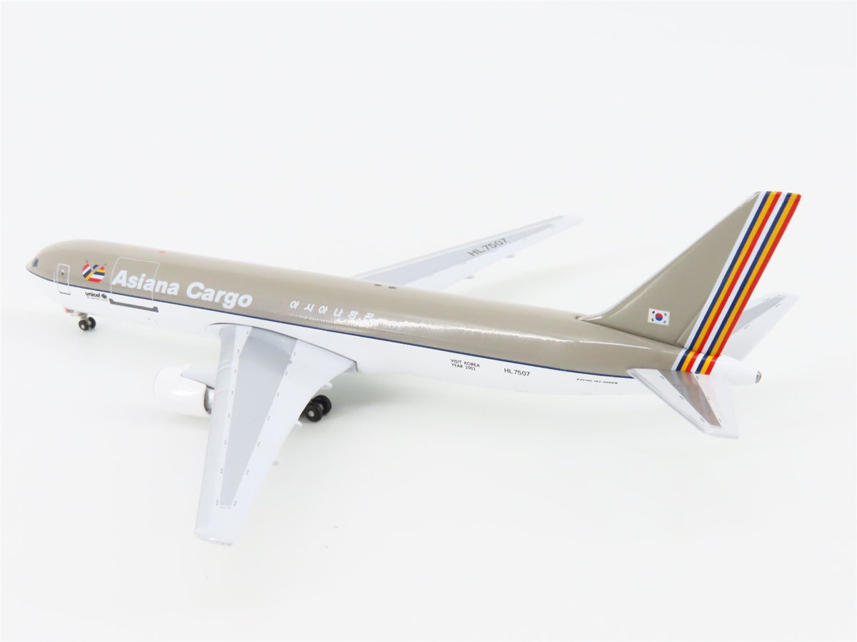 1:400 Scale Aero Classics Die-Cast Asiana Boeing B767-300 Aircraft HL7507