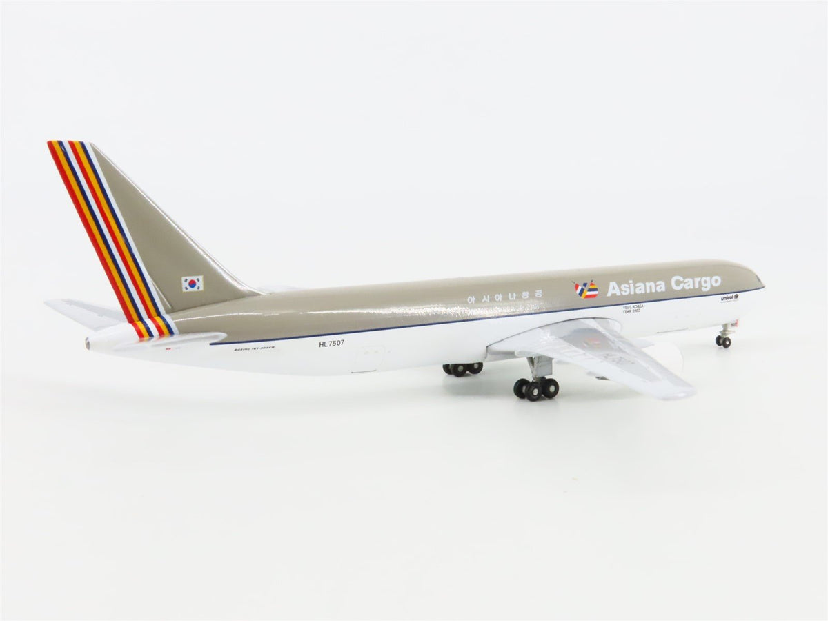 1:400 Scale Aero Classics Die-Cast Asiana Boeing B767-300 Aircraft HL7507