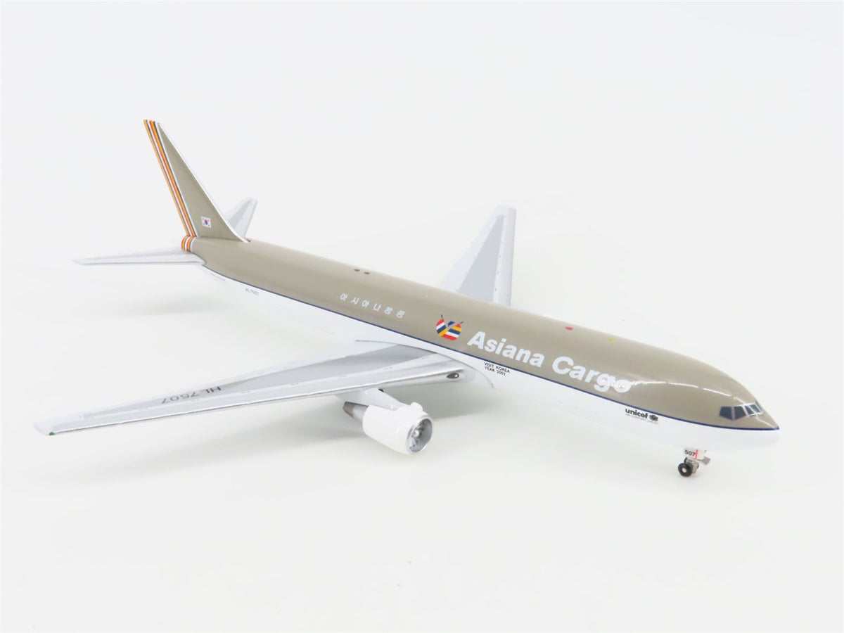 1:400 Scale Aero Classics Die-Cast Asiana Boeing B767-300 Aircraft HL7507