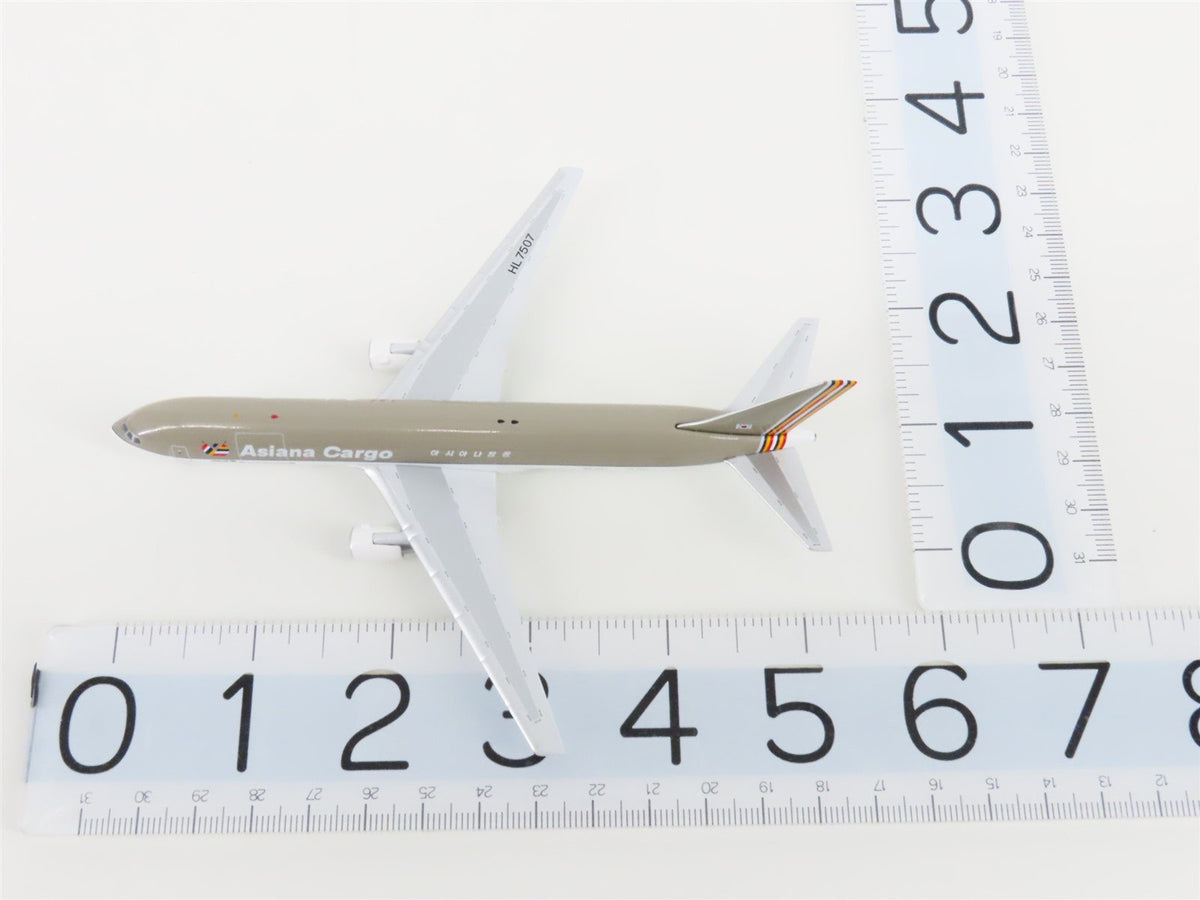 1:400 Scale Aero Classics Die-Cast Asiana Boeing B767-300 Aircraft HL7507