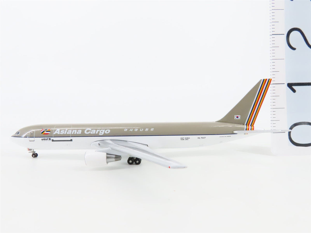 1:400 Scale Aero Classics Die-Cast Asiana Boeing B767-300 Aircraft HL7507