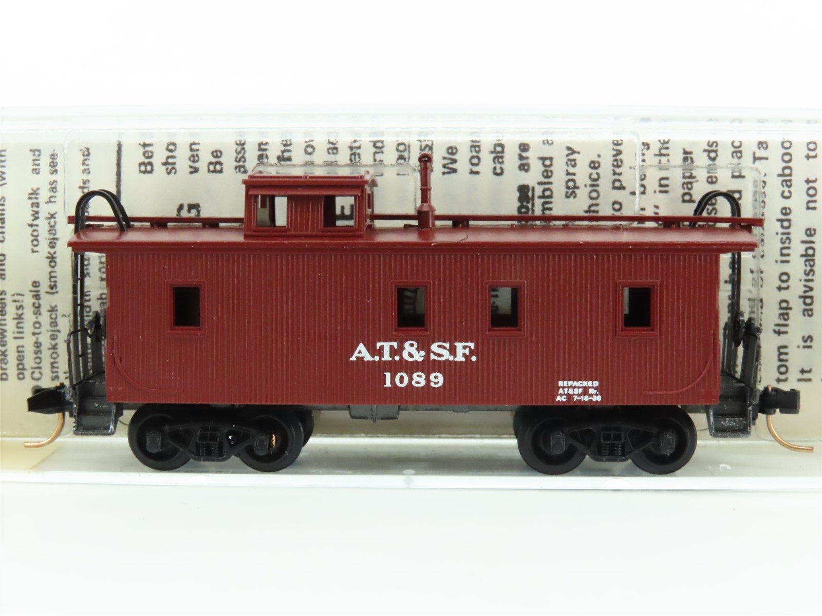 N Scale Kadee Micro-Trains MTL 50040 ATSF Santa Fe Railroad 34' Caboose #1089