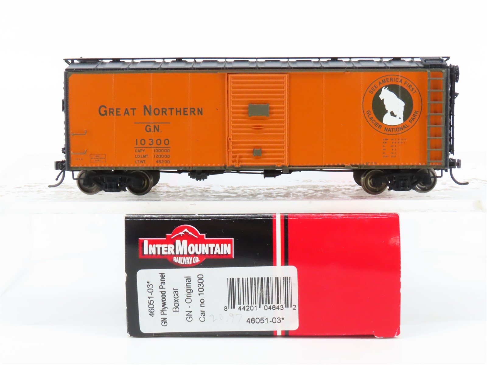 HO Scale InterMountain 46051-03 GN Great Northern Plywood Panel Box Car #10300