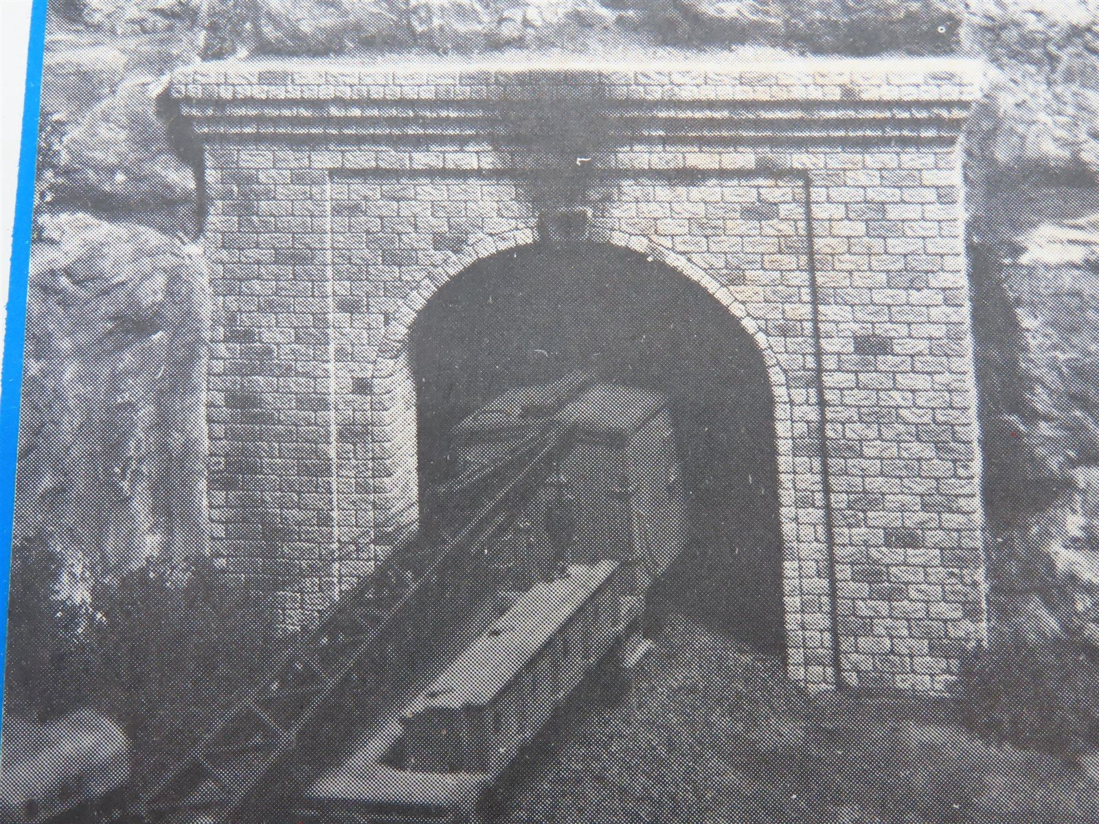 HO Scale A.I.M. Products 110-225 Single Track Cut Stone Tunnel Portal