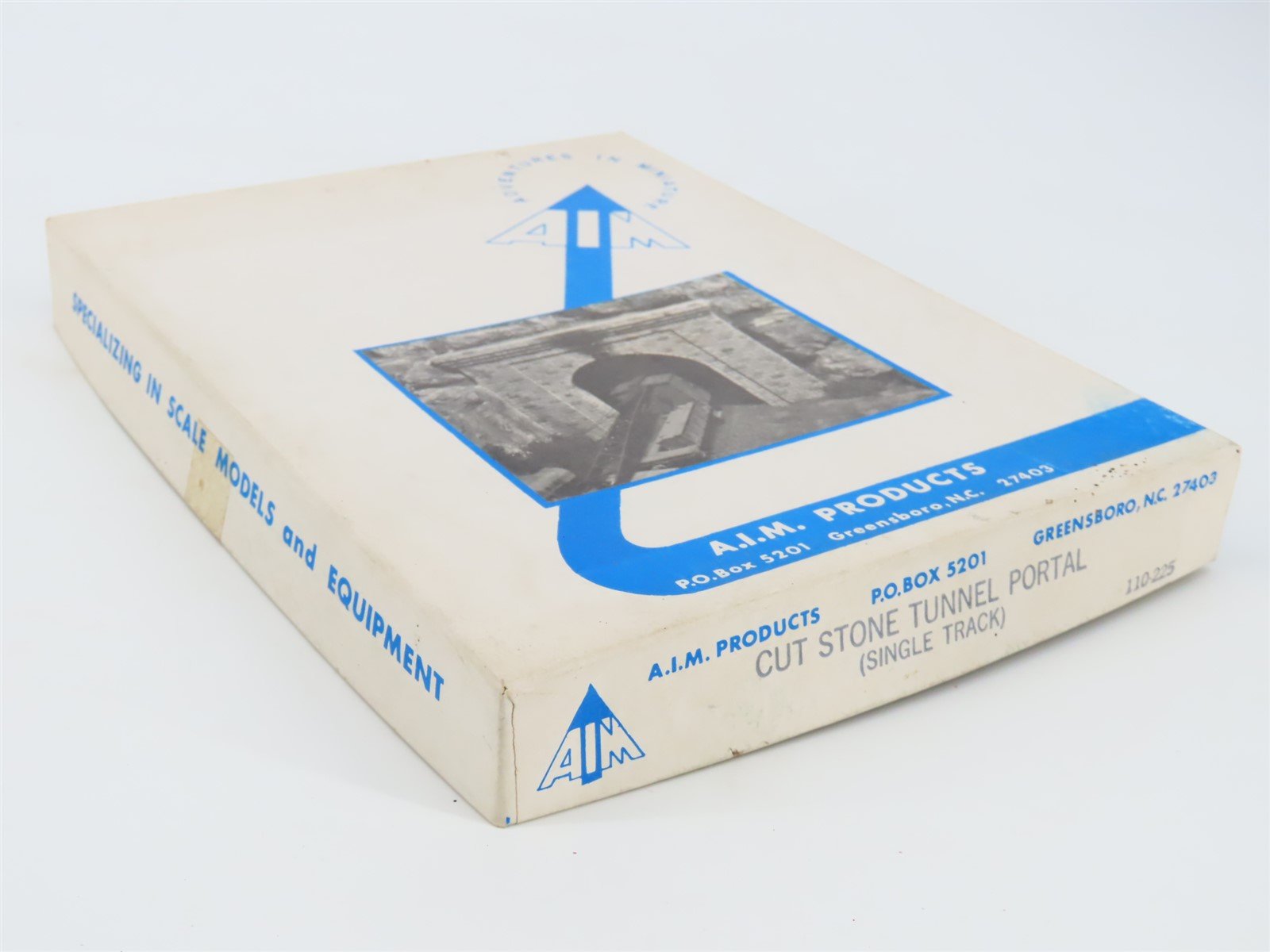 HO Scale A.I.M. Products 110-225 Single Track Cut Stone Tunnel Portal