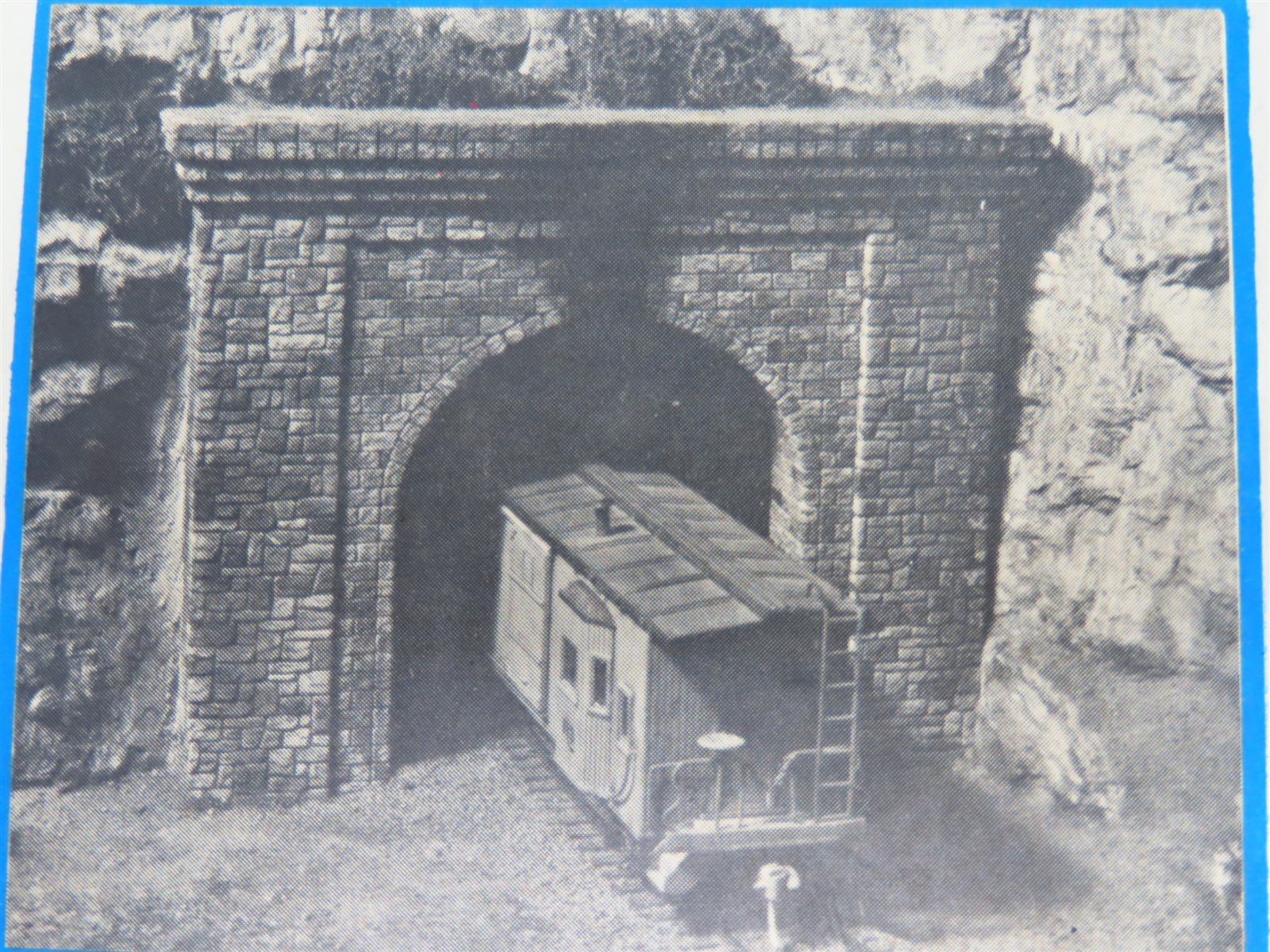 HO Scale A.I.M. Products 112-225 Single Track Random Stone Tunnel Portal