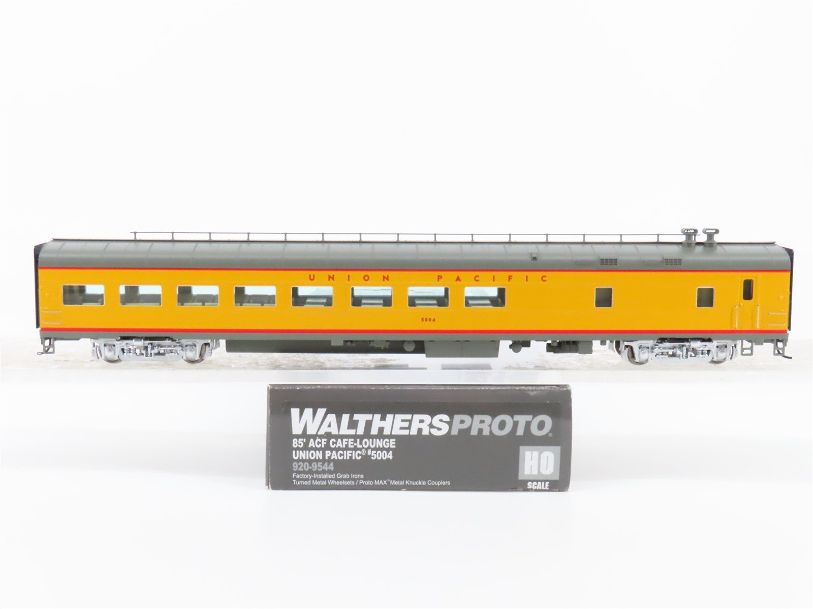 HO Walthers Proto 920-9544 UP Union Pacific 85' Café-Lounge Passenger #5004