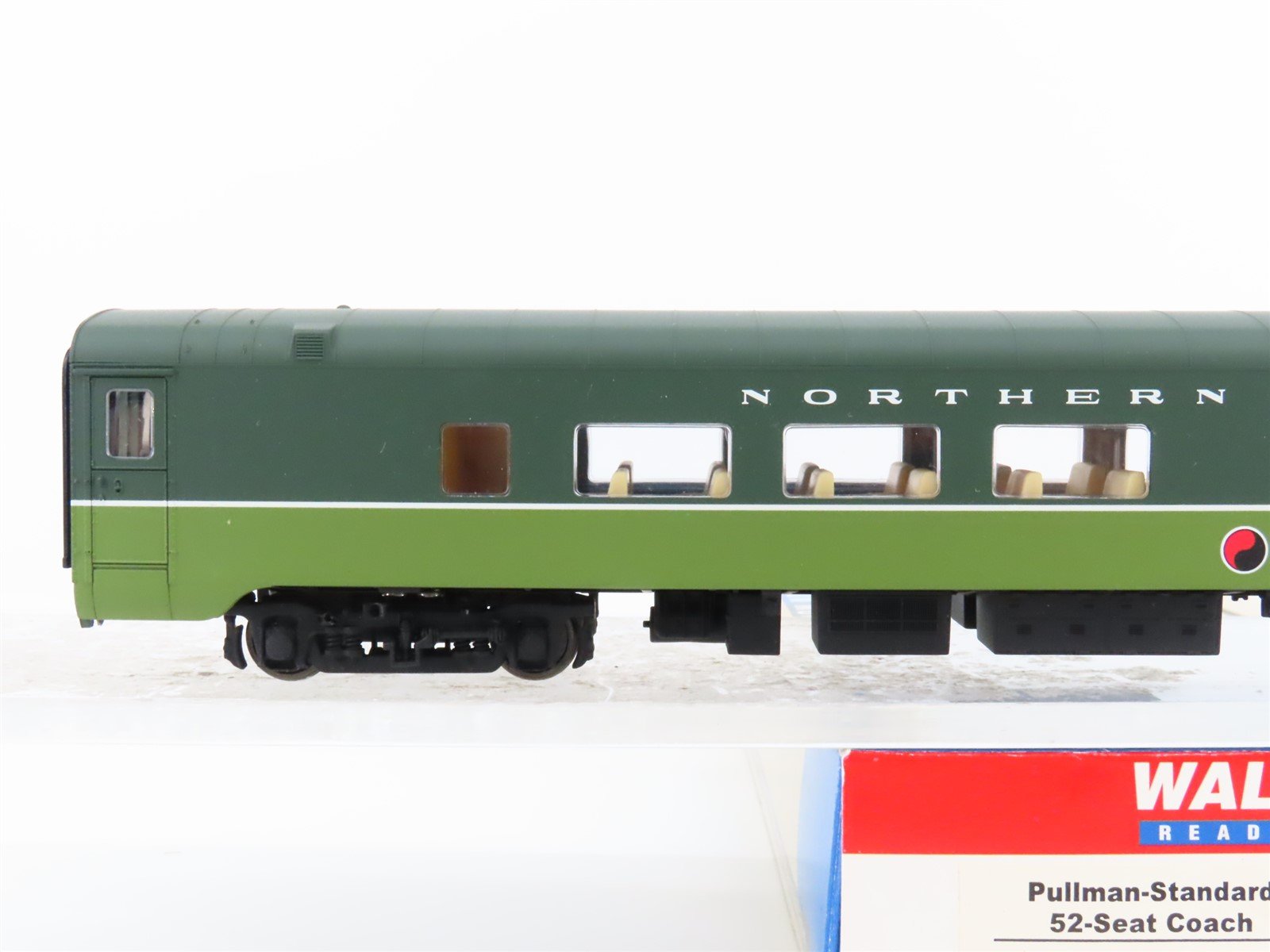 HO Scale Walthers 932-6766 NP Northern Pacific Railroad Pullman Coach Passenger