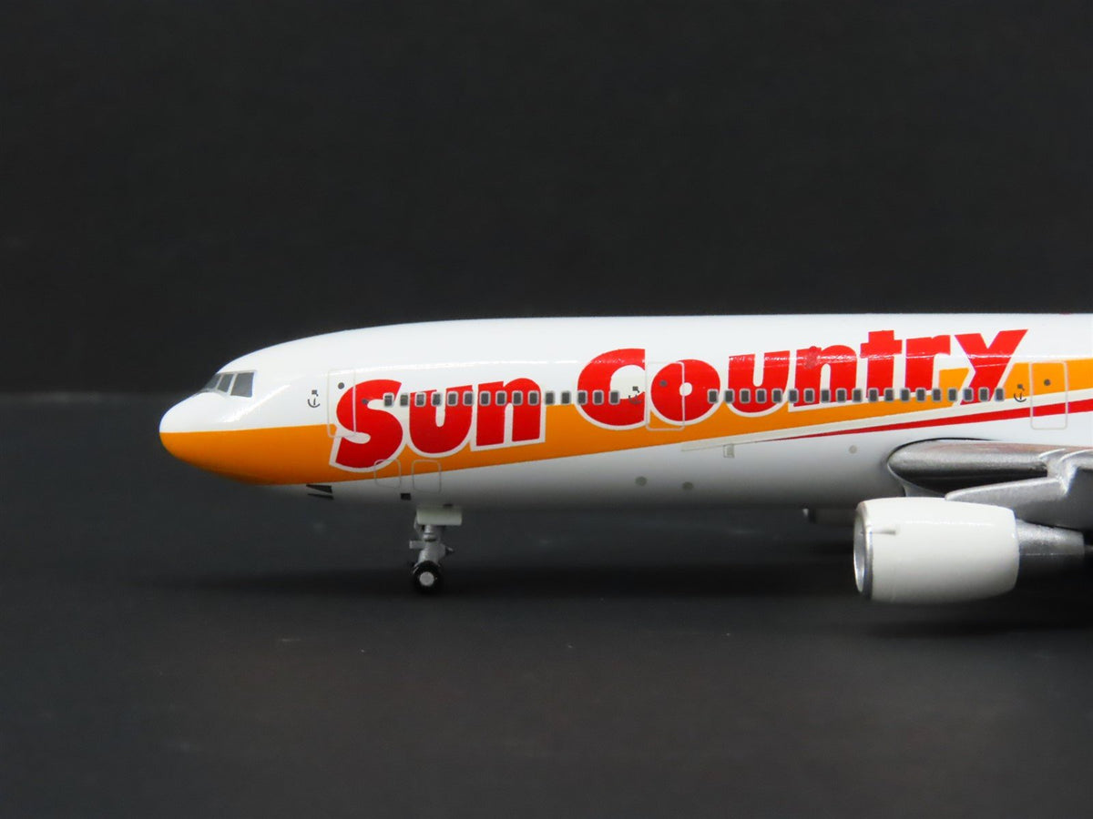 1:400 Gemini Jets GJSCX240 Die-Cast Sun Country McDonnell Douglas DC-10 Aircraft