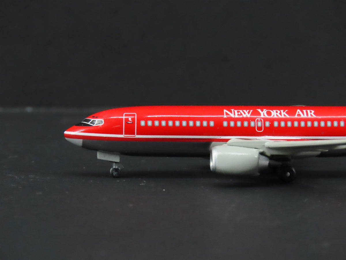 1:400 Scale Dragon Wings 55137-03 Die-Cast New York Air Boeing B737-3TO Aircraft