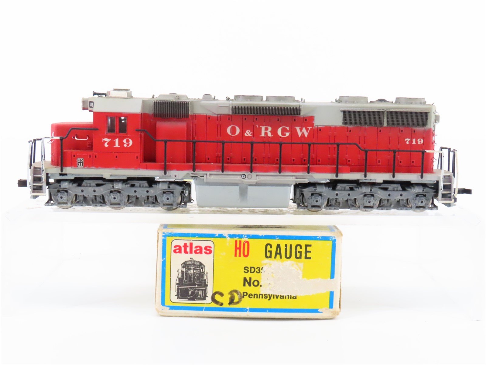 HO Scale Atlas O&RGW Railway EMD SD35 Diesel #719 - Custom & Weathered
