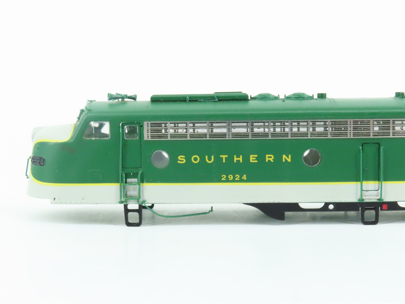 HO Scale Proto 2000 21012 Southern E8/9A Diesel Locomotive #2924