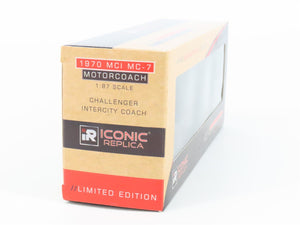1:87 Iconic Replicas 87-0188 Die-Cast Manhattan Lines MCI MC-7 Challenger Bus
