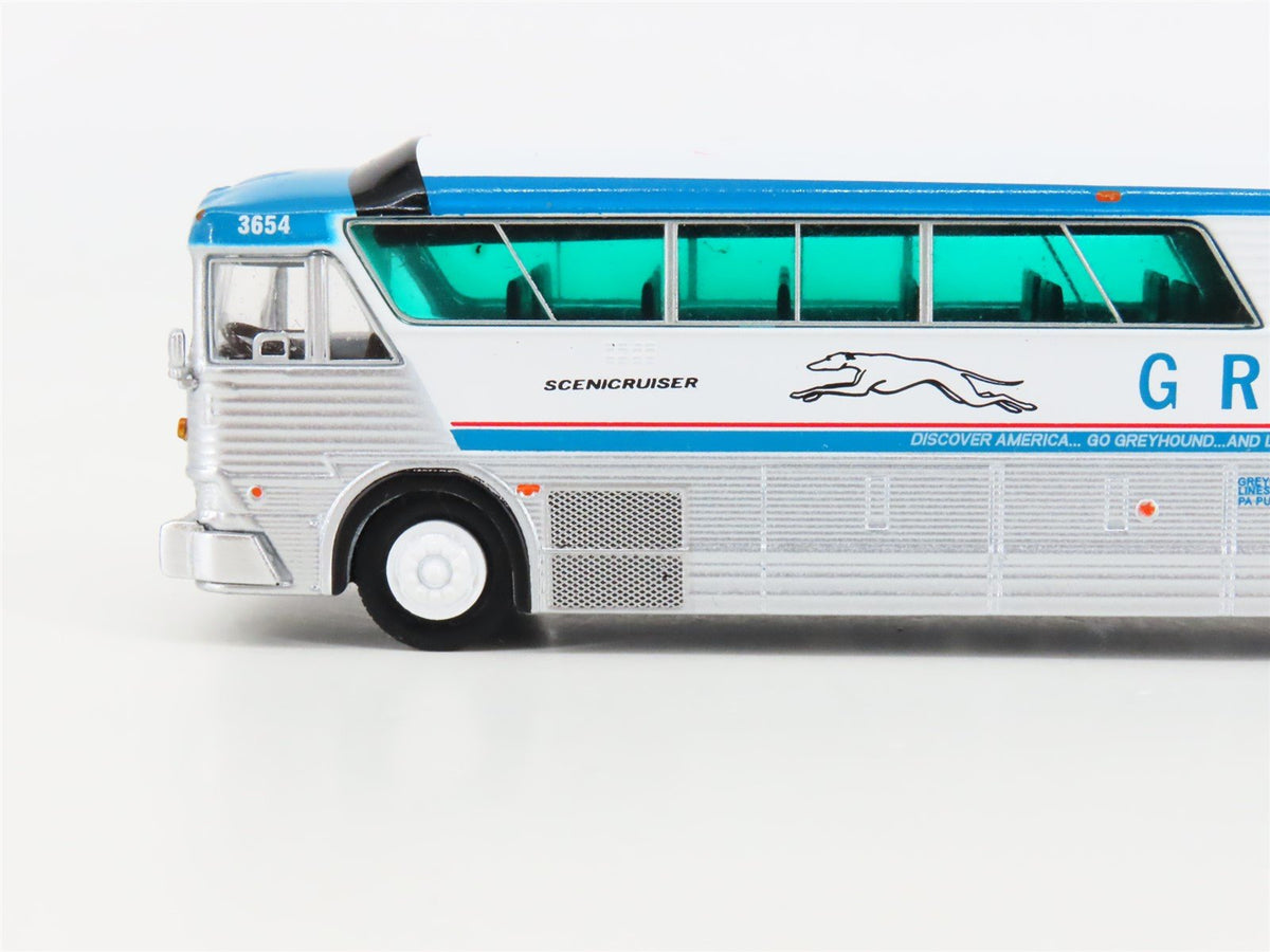 1:87 Iconic Replicas 87-0182 Die-Cast Greyhound Scenicruiser MCI MC-7 Coach Bus