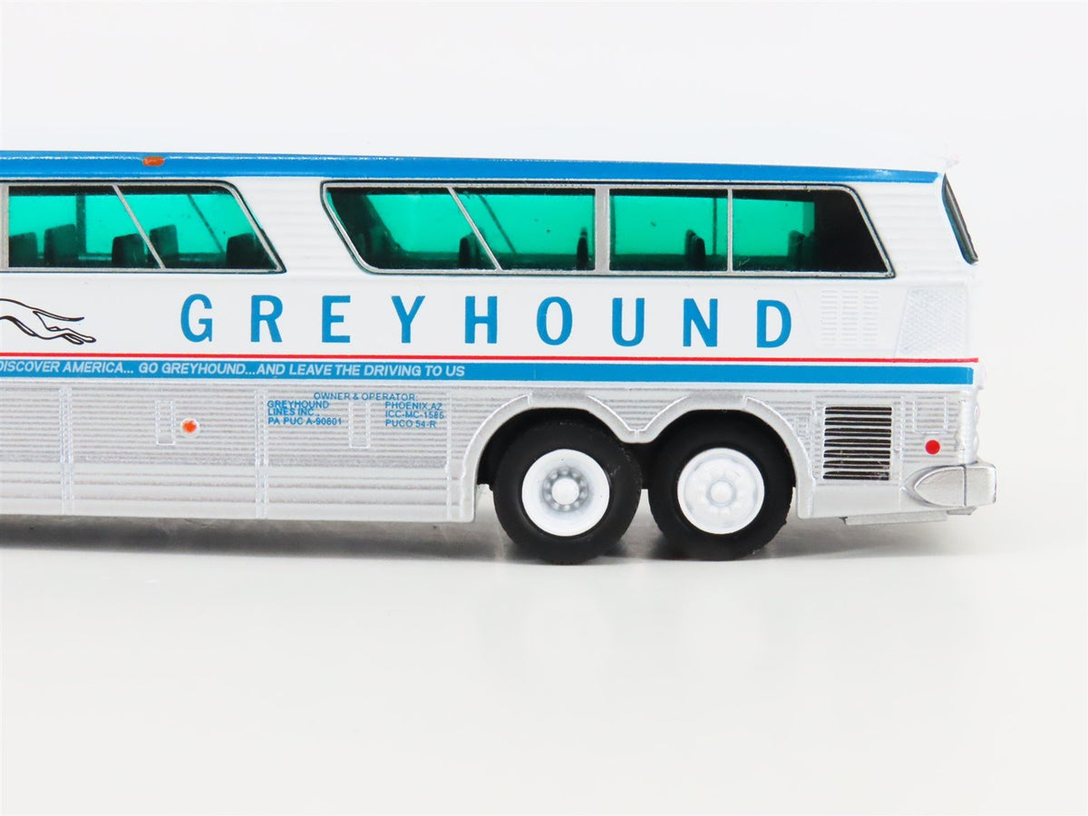 1:87 Iconic Replicas 87-0182 Die-Cast Greyhound Scenicruiser MCI MC-7 Coach Bus