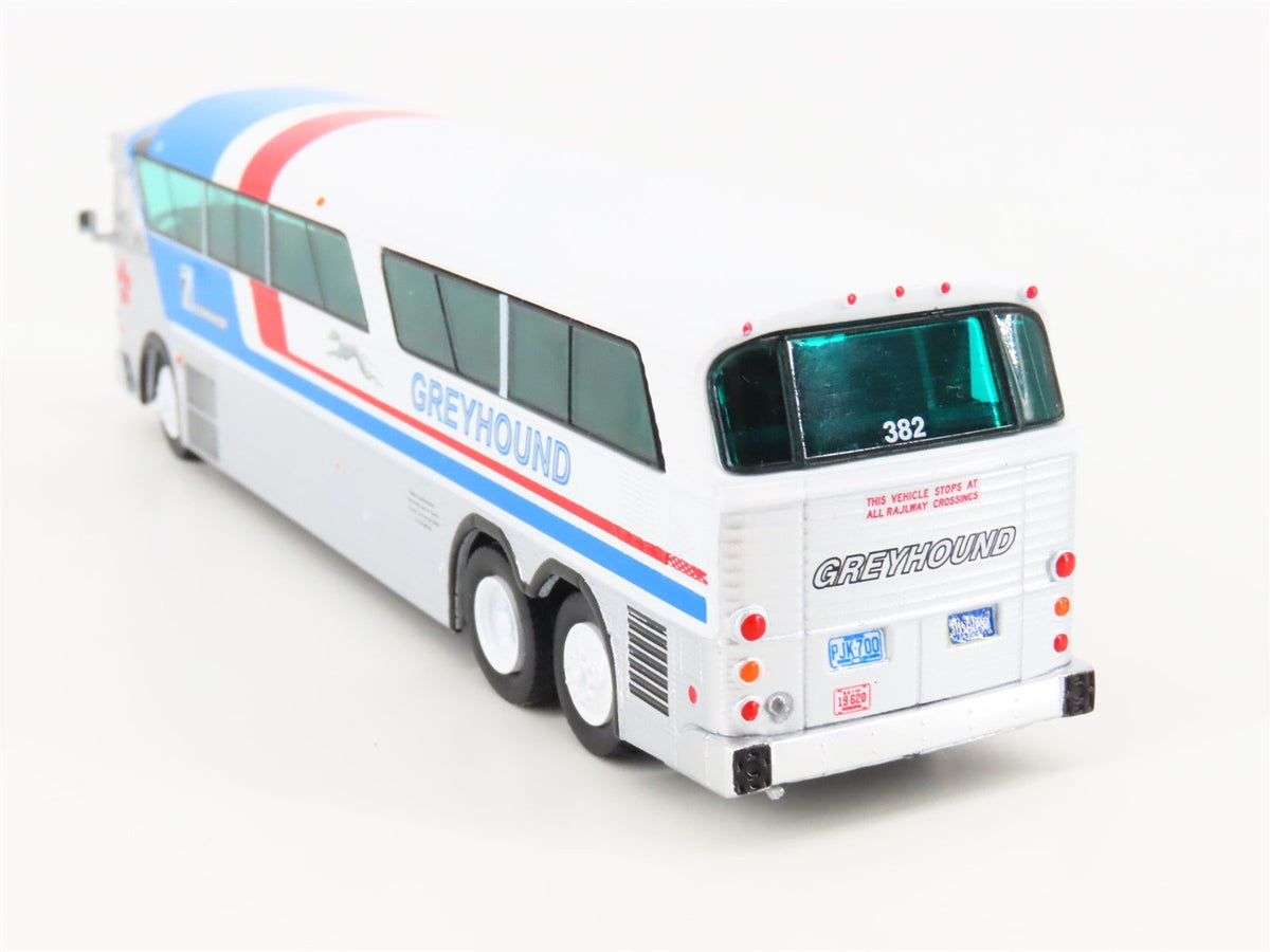 1:87 Scale Iconic Replicas 87-0269 Die-Cast Greyhound Canada MCI MC-7 Coach Bus