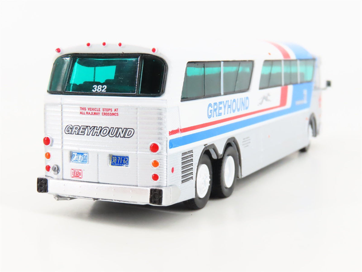 1:87 Scale Iconic Replicas 87-0269 Die-Cast Greyhound Canada MCI MC-7 Coach Bus