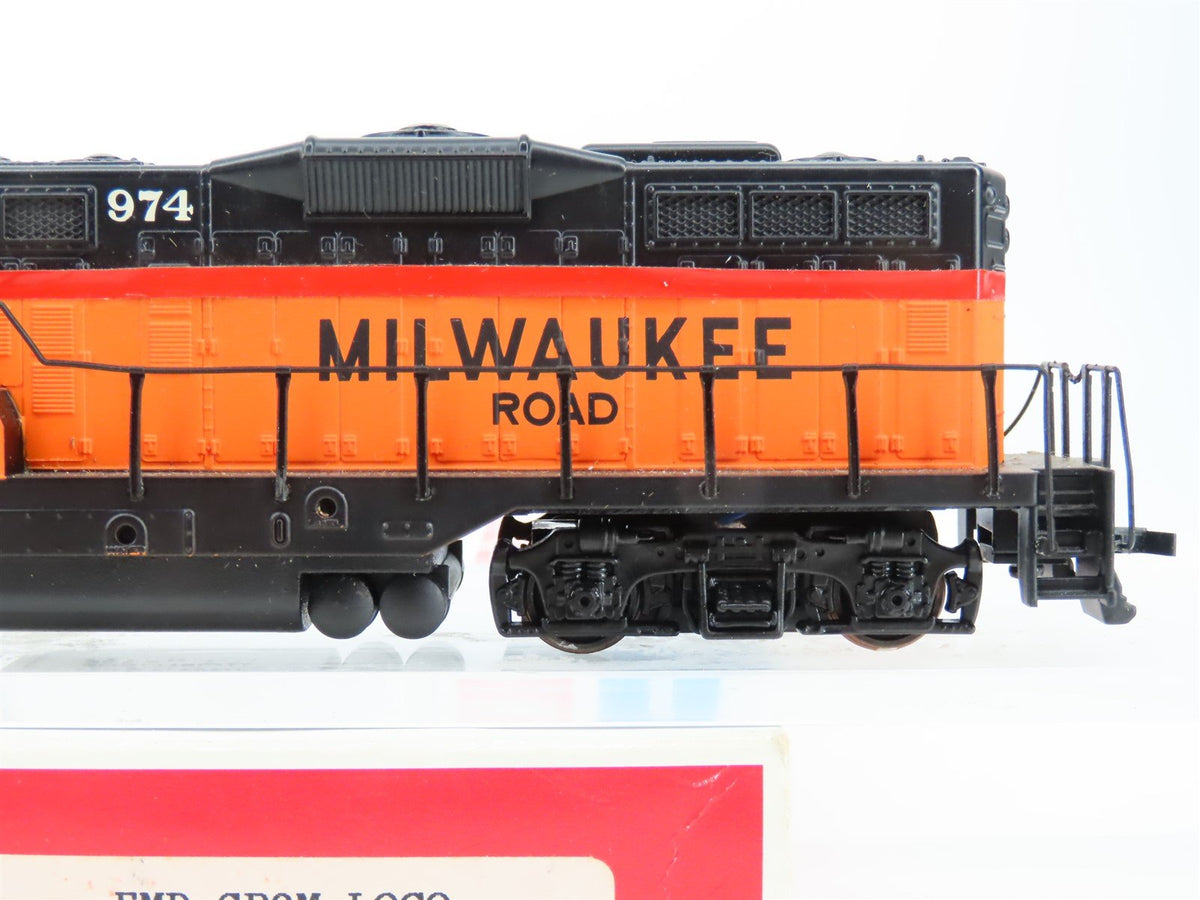 HO Scale Walthers 931-111 MILW Milwaukee Road GP9M Diesel Loco #974 Customized