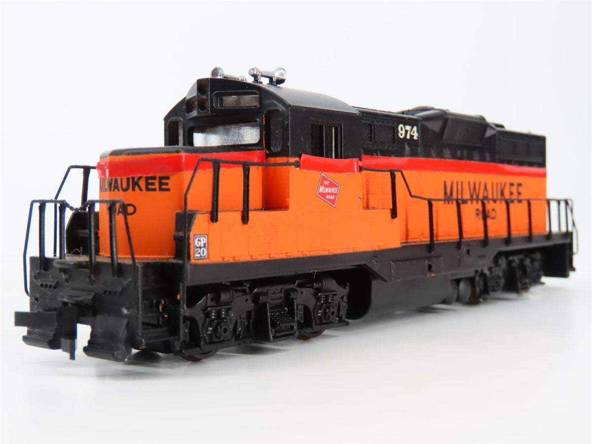 HO Scale Walthers 931-111 MILW Milwaukee Road GP9M Diesel Loco #974 Customized