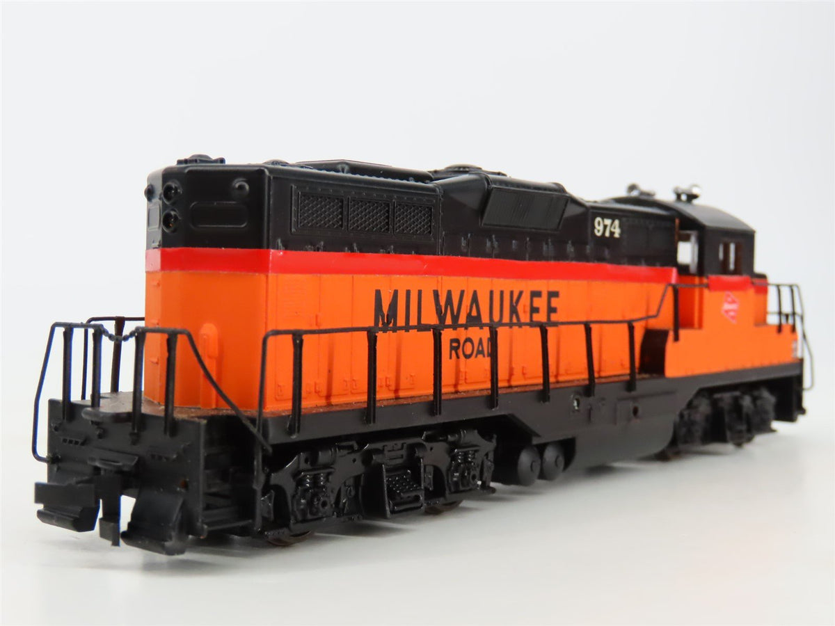 HO Scale Walthers 931-111 MILW Milwaukee Road GP9M Diesel Loco #974 Customized