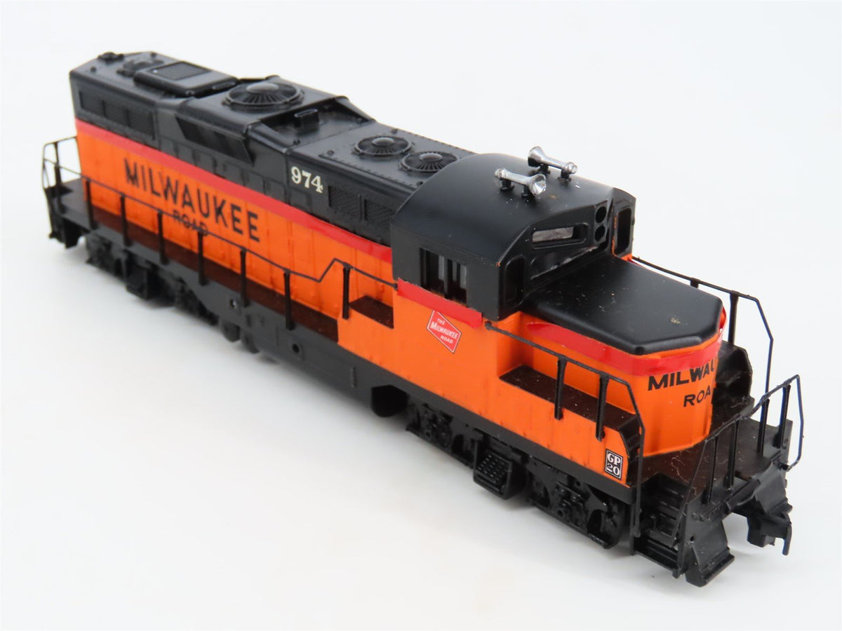 HO Scale Walthers 931-111 MILW Milwaukee Road GP9M Diesel Loco #974 Customized
