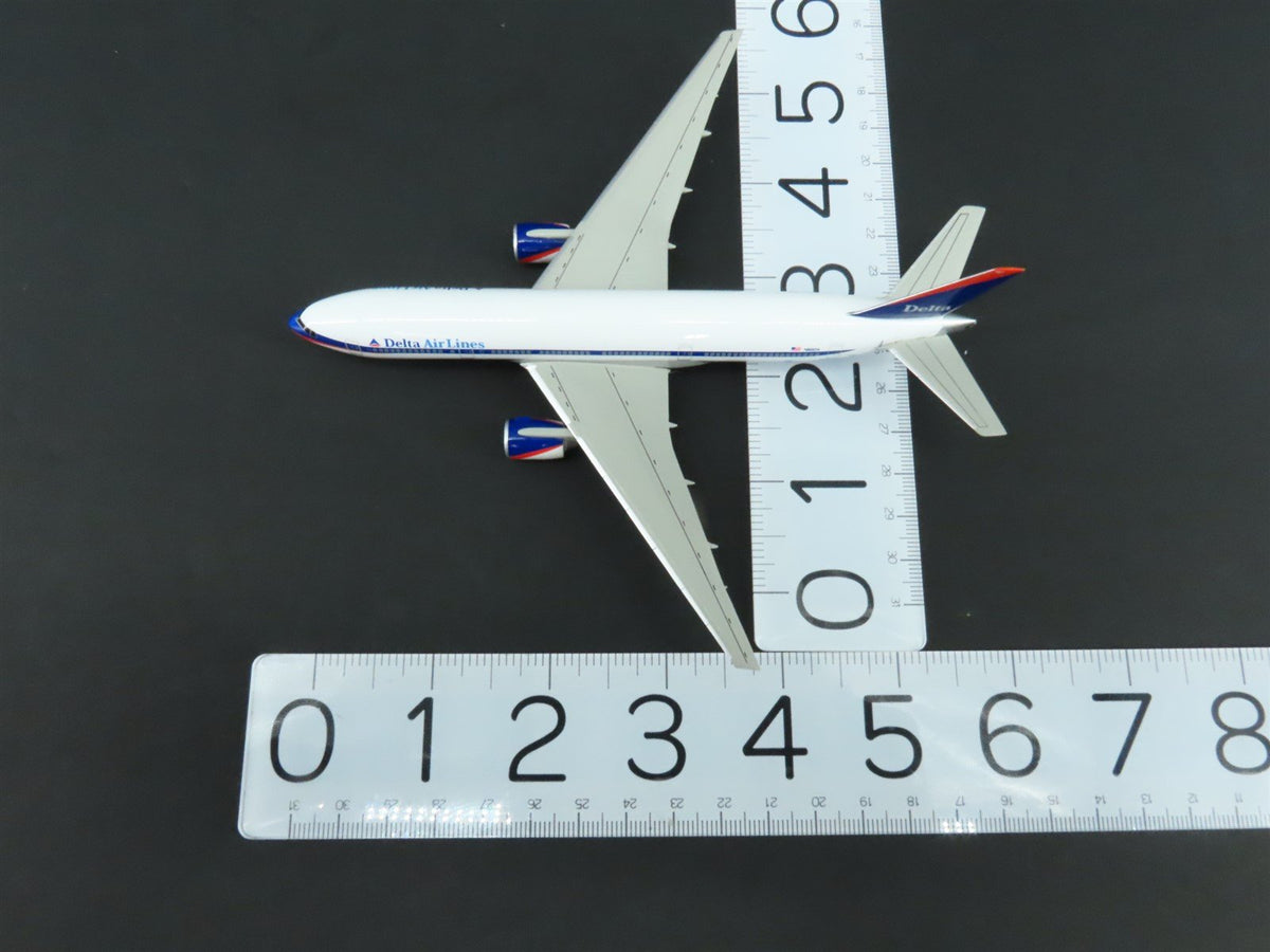 1:400 Scale Dragon Wings 55237 Die-Cast Delta Boeing B777-232 Aircraft N866DA