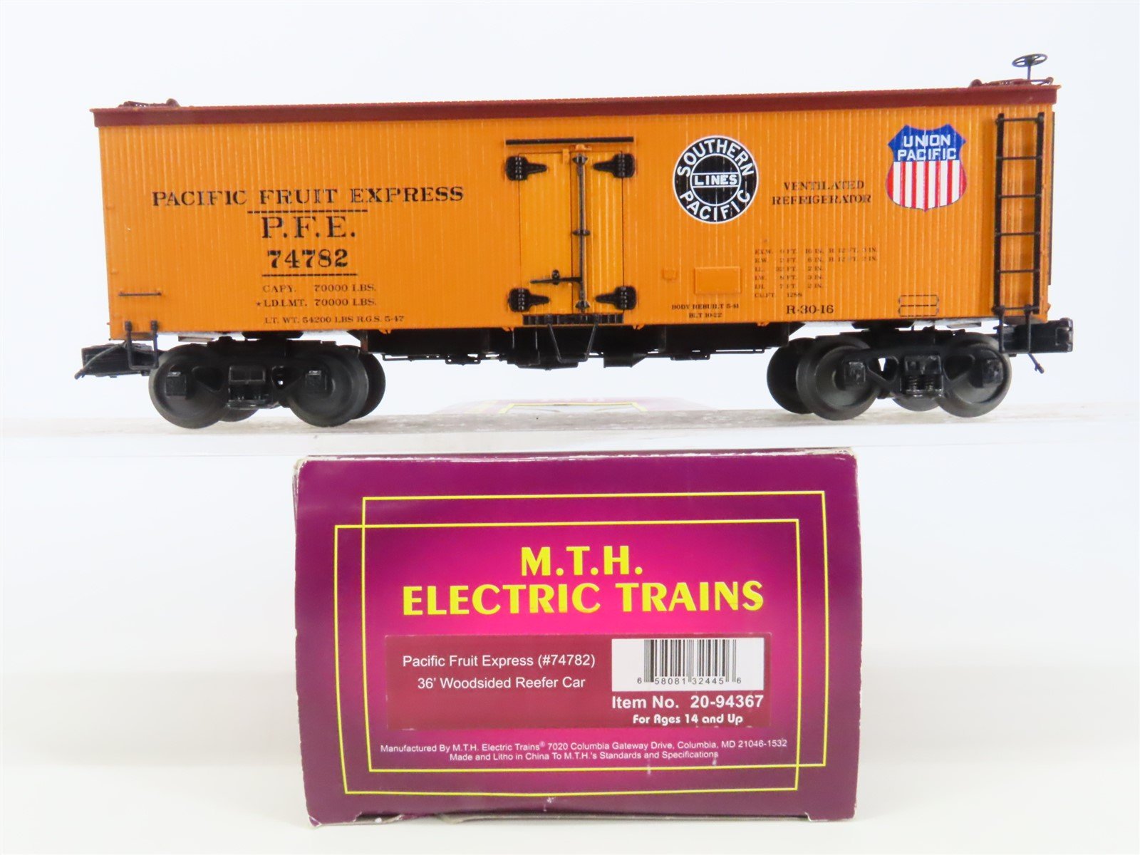 O Gauge 3-Rail MTH 20-94367 SP UP PFE Pacific Fruit Express 36' Reefer #74782