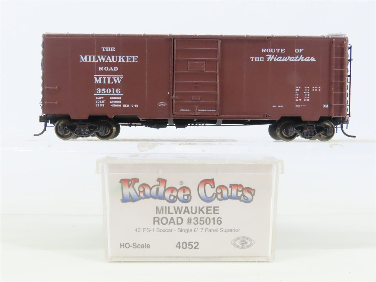 HO Scale Kadee 4052 MILW Route of the Hiawathas 40&#39; Single Door Box Car #35016