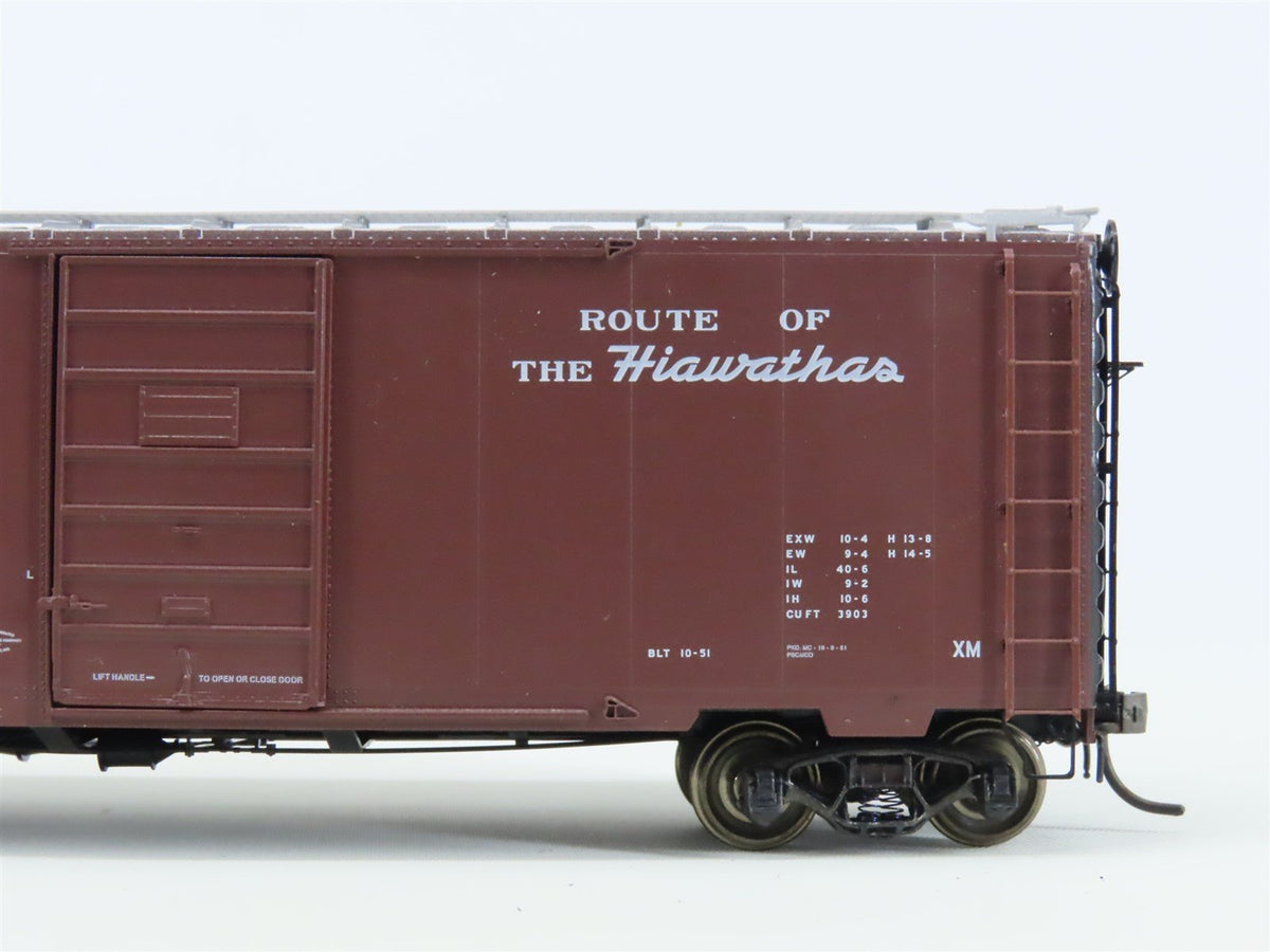 HO Scale Kadee 4052 MILW Route of the Hiawathas 40&#39; Single Door Box Car #35016