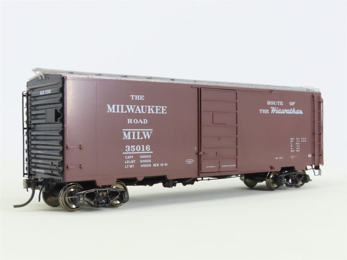 HO Scale Kadee 4052 MILW Route of the Hiawathas 40&#39; Single Door Box Car #35016