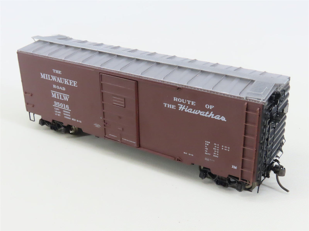 HO Scale Kadee 4052 MILW Route of the Hiawathas 40&#39; Single Door Box Car #35016