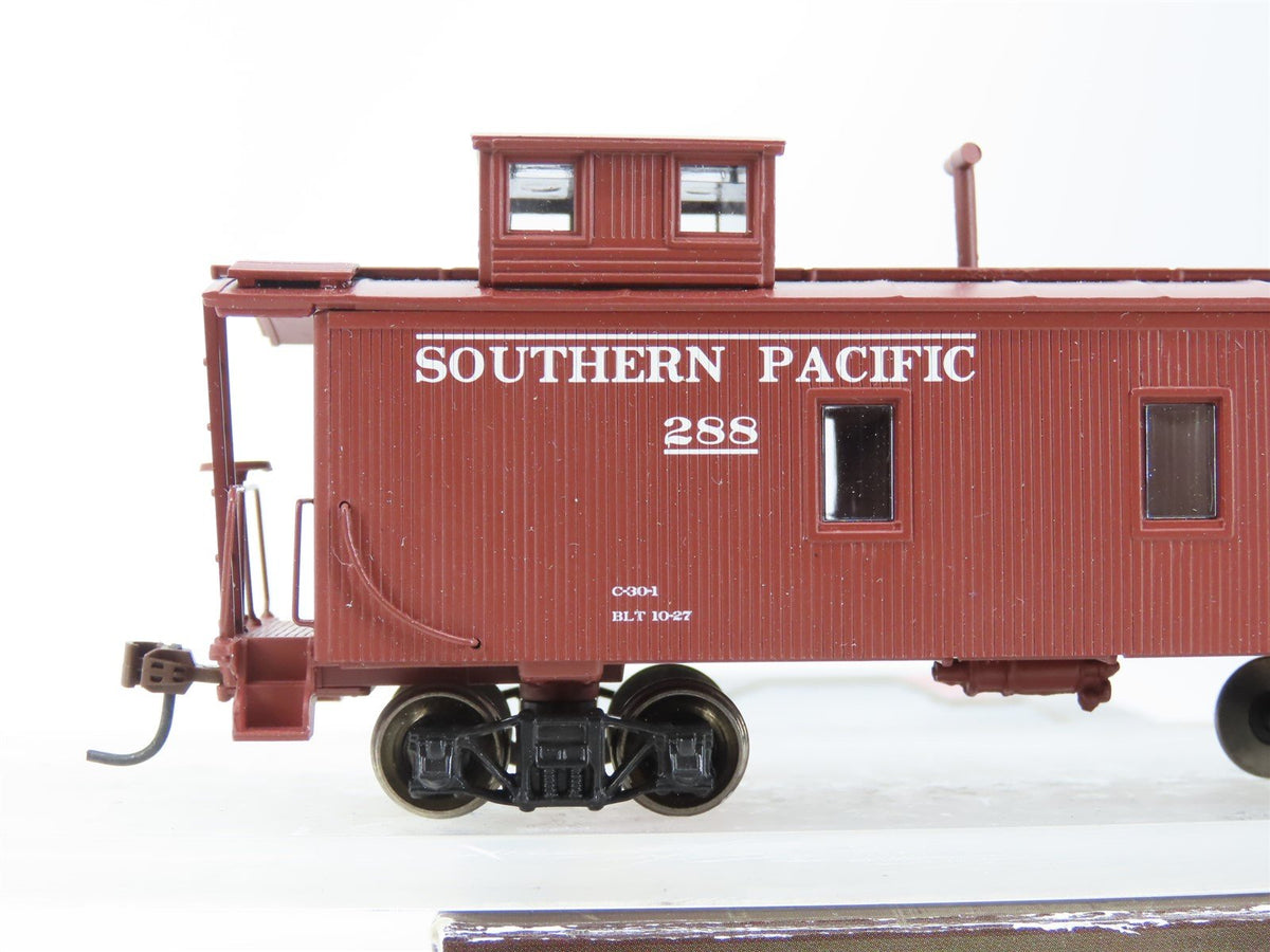 HO Scale Roundhouse 84388 SP Southern Pacific 3-Window Wood Caboose #288