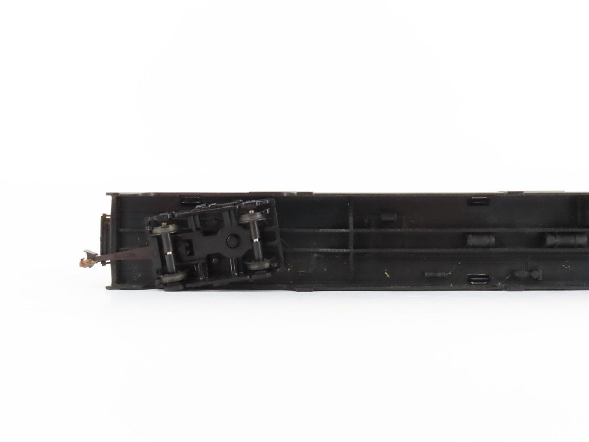 HO Scale IHC 48040 C&amp;NW Chicago &amp; North Western 400 Smooth Side Baggage #8203